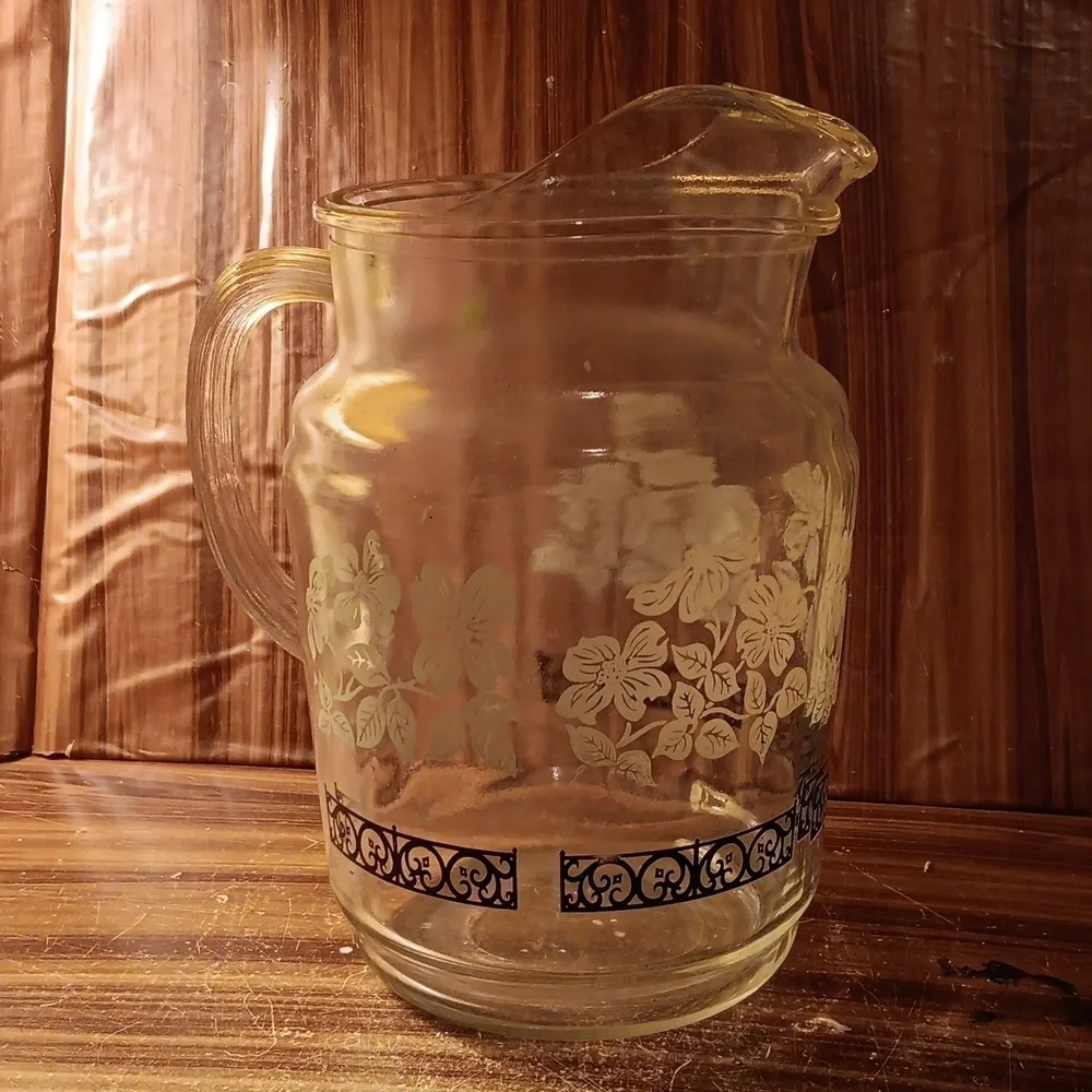 Vintage Anchor ⚓️ Hocking white black glass pitcher barware